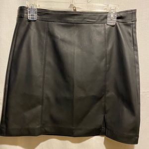 Black imitation leather mini skirt with side slit and zipper back